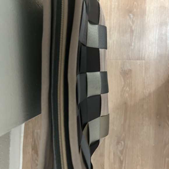 Collectible Seat 💺 belt purse made by Harvey’s - Picture 3 of 6